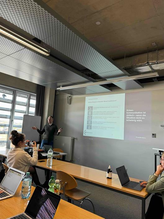 Ingo Leßmann, Director bei der SKM Consultants GmbH, hielt einen aufschlussreichen Vortrag über Krisenkommunikation vor den Studierenden des Masterstudiengangs Kommunikations-, Multimedia- und Marktmanagement an der Hochschule Düsseldorf.